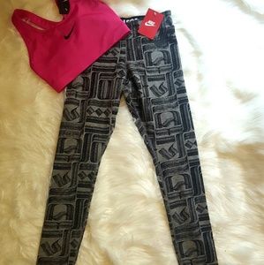 Nike Size Small Sports Bra and Legging Bun…